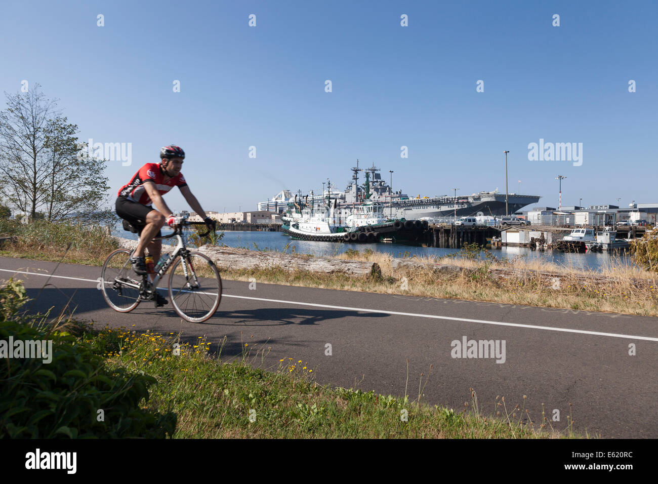 USS Essex au quai 91 le long d'Elliot Bay Trail au cours de Seafair - Interbay, Seattle, comté de King, Washington, États-Unis Banque D'Images
