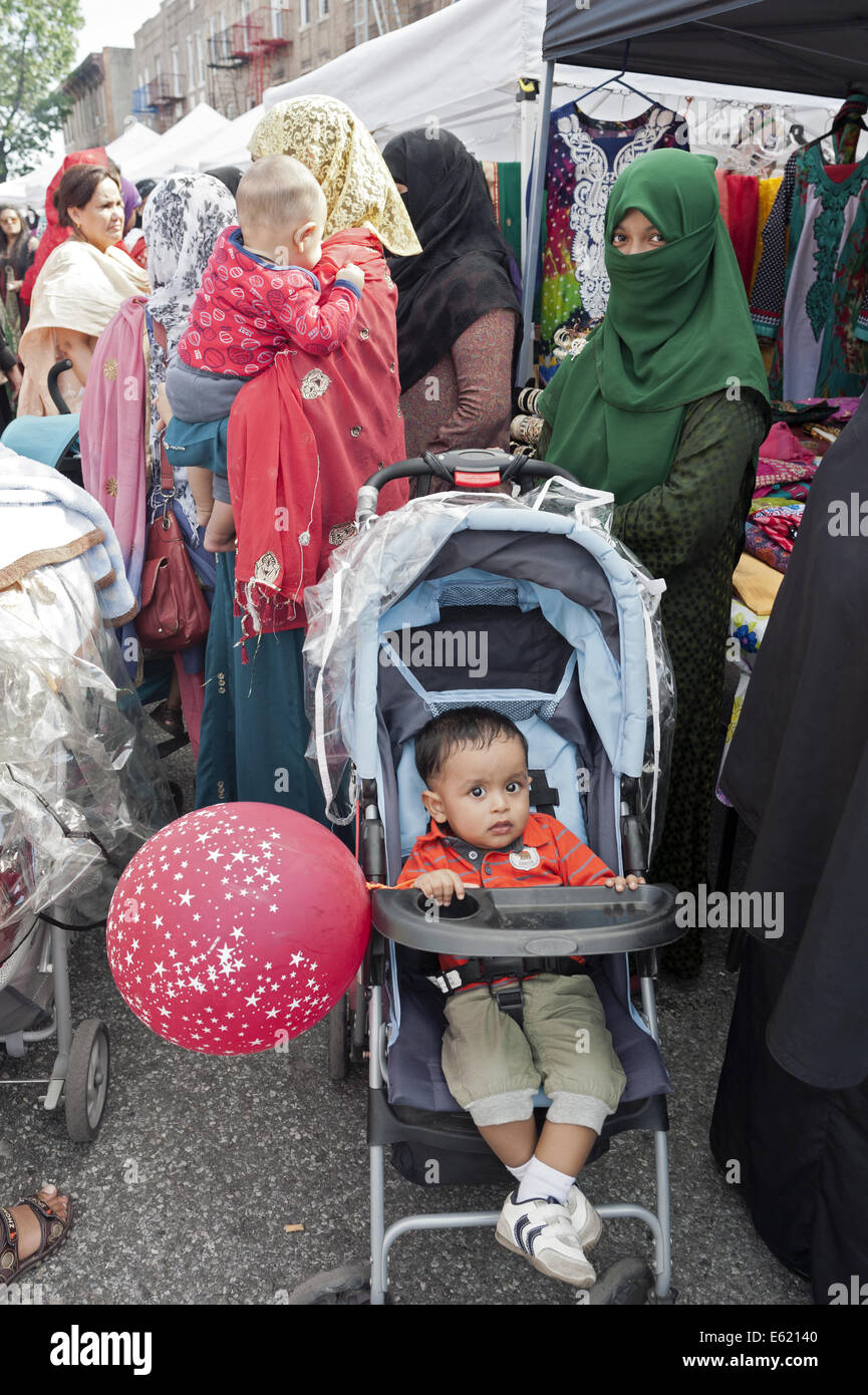 Les mères et les bébés à foire de rue à Brooklyn du Bangladesh à New York, 2014. Banque D'Images