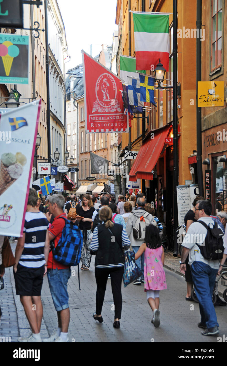 La vie de rue à Stockholm avec restaurants, cafés de trottoir, les piétons le long des rues pavées de la Vieille Ville Banque D'Images