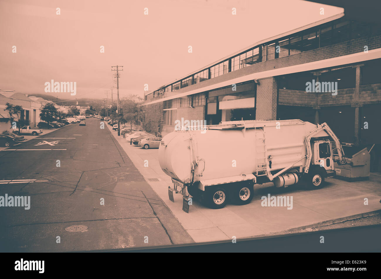 Un camion poubelle vide dans une installation pour les déchets de Banque D'Images