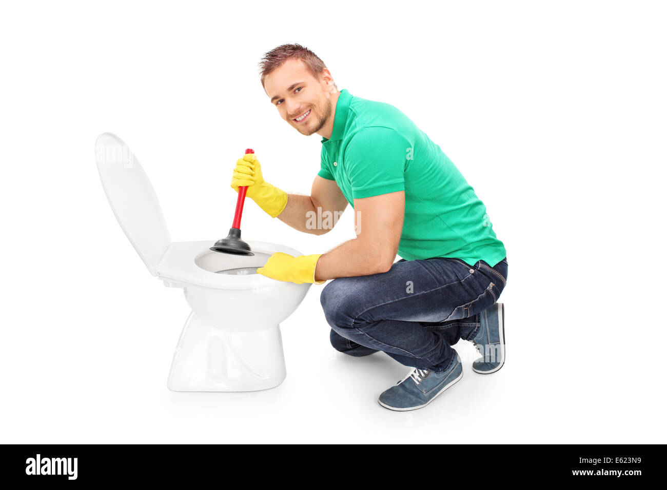 Homme heureux de déboucher des toilettes avec piston Photo Stock - Alamy