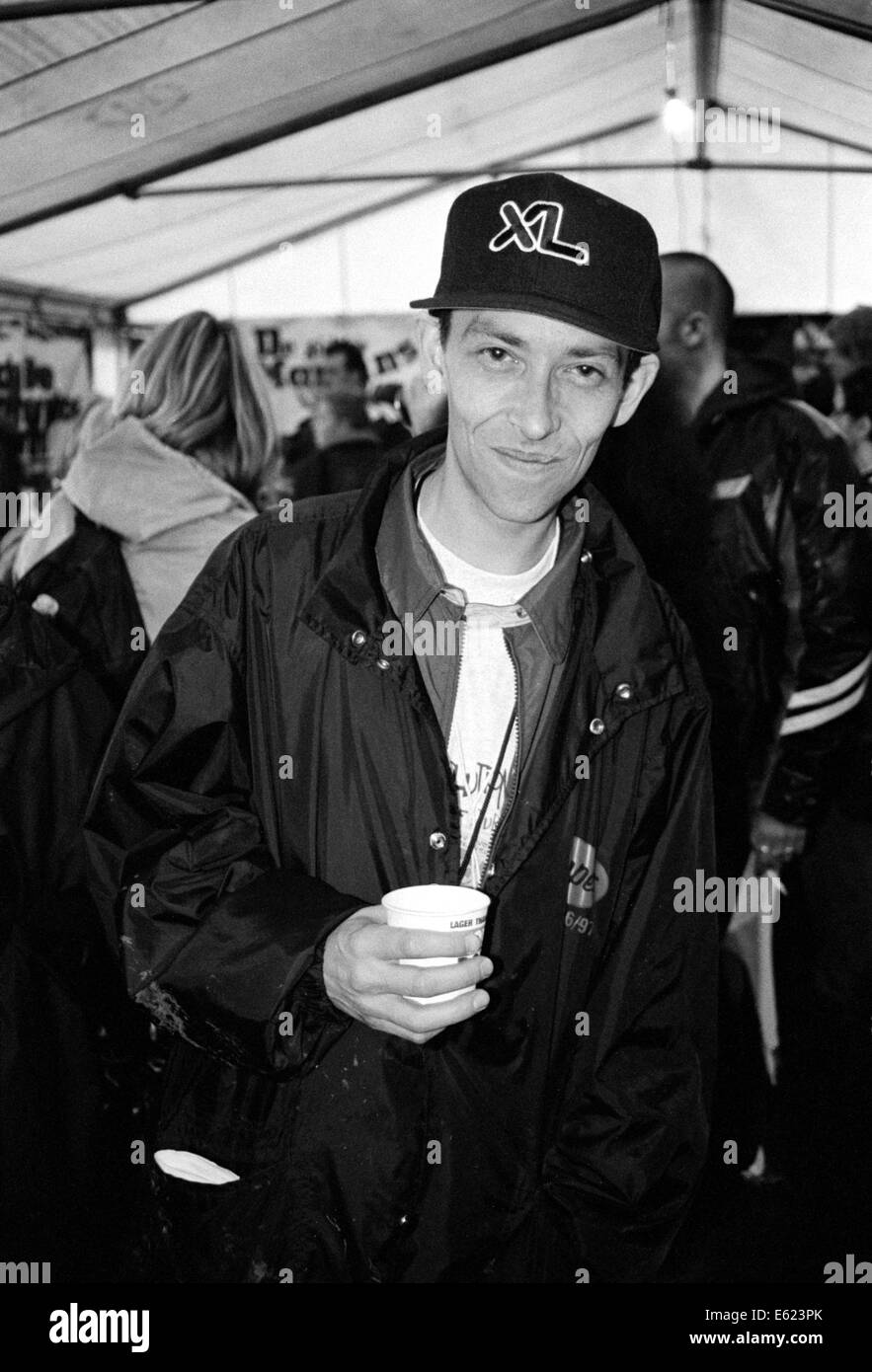 Steve Lamacq DJ backstage au festival de Glastonbury 1997 Banque D'Images