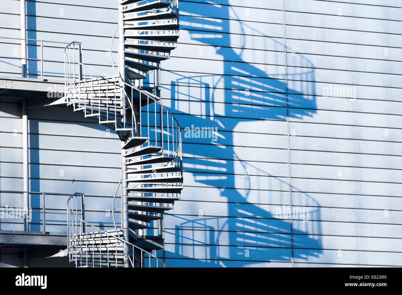 Bâtiment de l'usine, des installations industrielles, escalier en spirale, escalier extérieur, escaliers de secours, secours, Munich, Haute-Bavière Banque D'Images