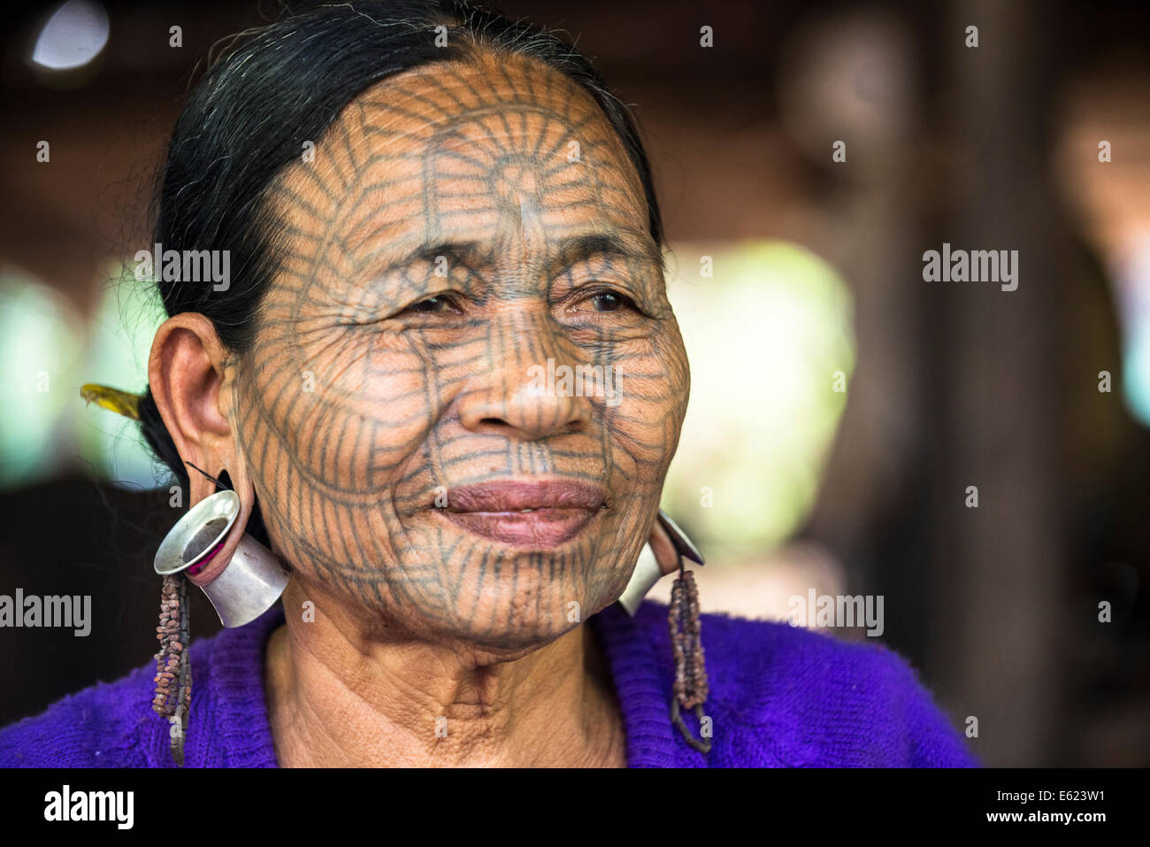 Femme avec un tatouage facial traditionnel et l'oreille bijoux, groupe ethnique du menton, minorité ethnique, portrait, l'État de Rakhine Banque D'Images