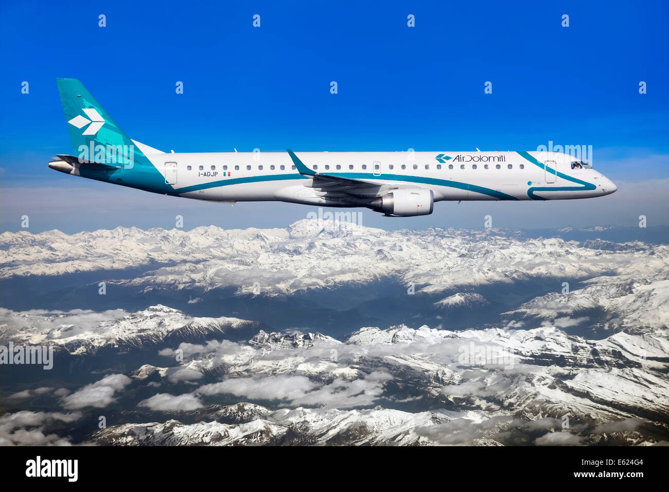 Air Dolomiti Embraer ERJ-195LR en vol au dessus des montagnes couvertes de neige, Dolomites, Italie Banque D'Images