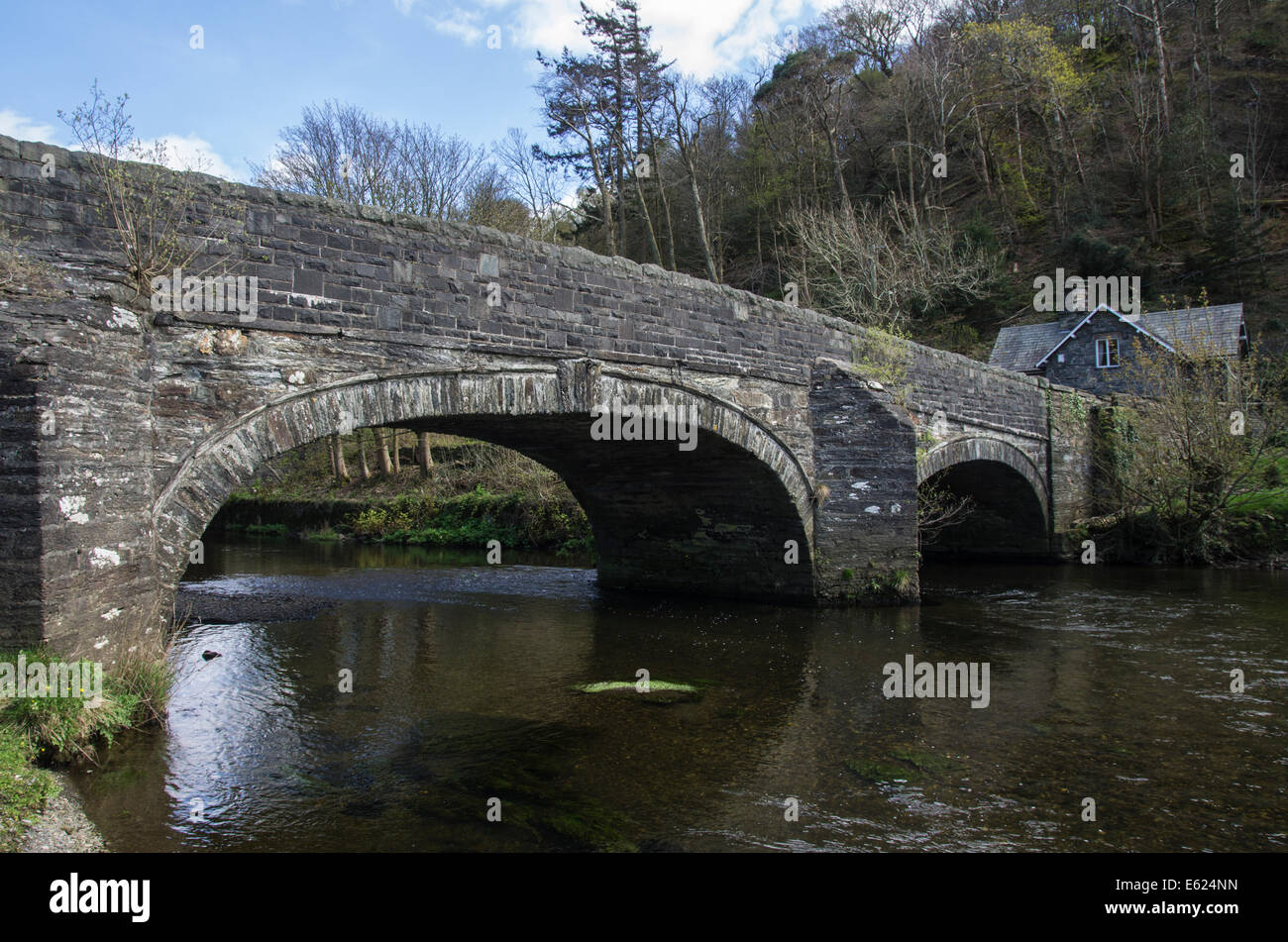 Pont de pierre, à Maentwrog, Snowdonia, Gwynedd Banque D'Images