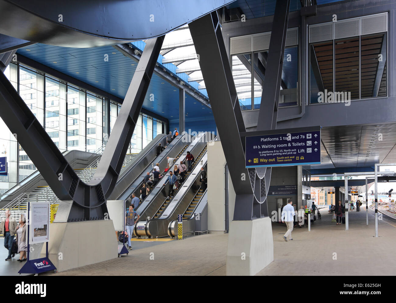 La station de lecture montrant 7 plate-forme et les escaliers mécaniques pour le nouveau pont ouvert en 2013 transfert Banque D'Images