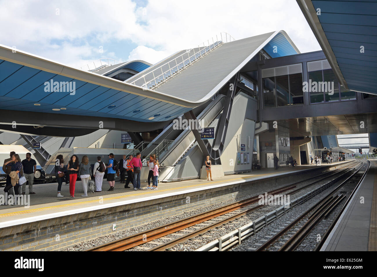 La gare de Reading indiquant le nouveau pont de auvents et ouvert en 2013. Montre les passagers qui attendent sur la plate-forme 10 Banque D'Images
