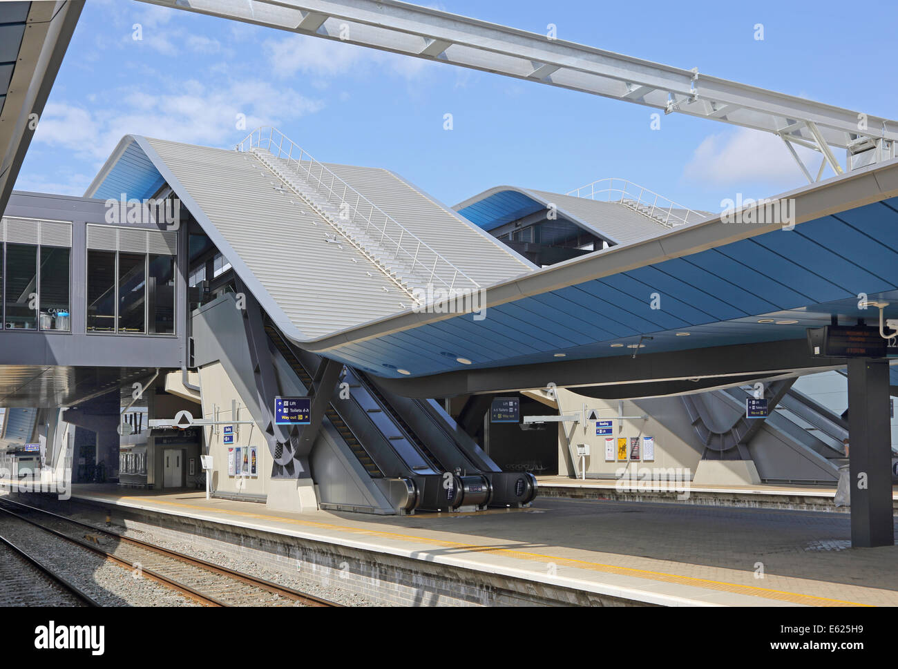 La gare de Reading indiquant le nouveau pont de auvents et ouvert en 2013. 10 plate-forme en premier plan Banque D'Images