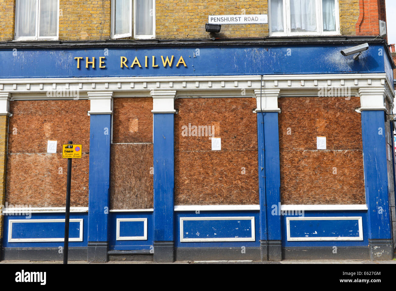 White Hart Lane, Tottenham, London, UK. 12 août 2014. La Railway Tavern Pub sur White Hart Lane est fermé et condamné, l'un des nombreux pubs fermés ou convertis dans la région. Crédit : Matthieu Chattle/Alamy Live News Banque D'Images