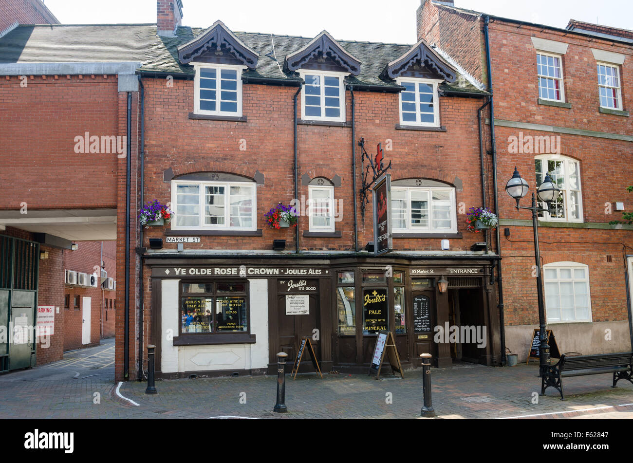 Ye Olde Rose and Crown dans Market Street, Stafford géré par la brasserie d'Joule Banque D'Images