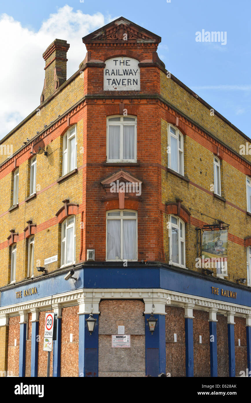 White Hart Lane, Tottenham, London, UK. 12 août 2014. La Railway Tavern Pub sur White Hart Lane est fermé et condamné, l'un des nombreux pubs fermés ou convertis dans la région. Crédit : Matthieu Chattle/Alamy Live News Banque D'Images