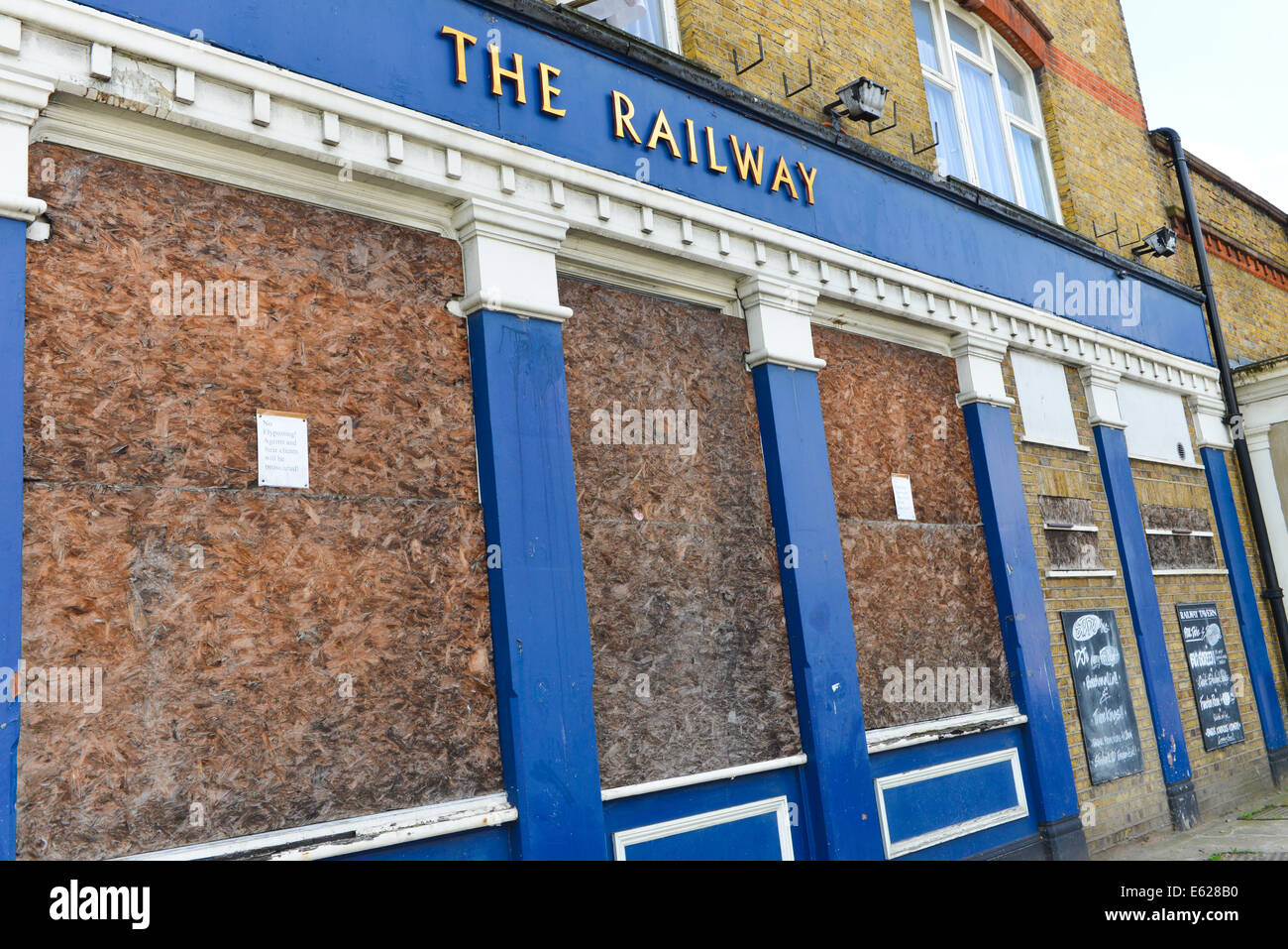 White Hart Lane, Tottenham, London, UK. 12 août 2014. La Railway Tavern Pub sur White Hart Lane est fermé et condamné, l'un des nombreux pubs fermés ou convertis dans la région. Crédit : Matthieu Chattle/Alamy Live News Banque D'Images
