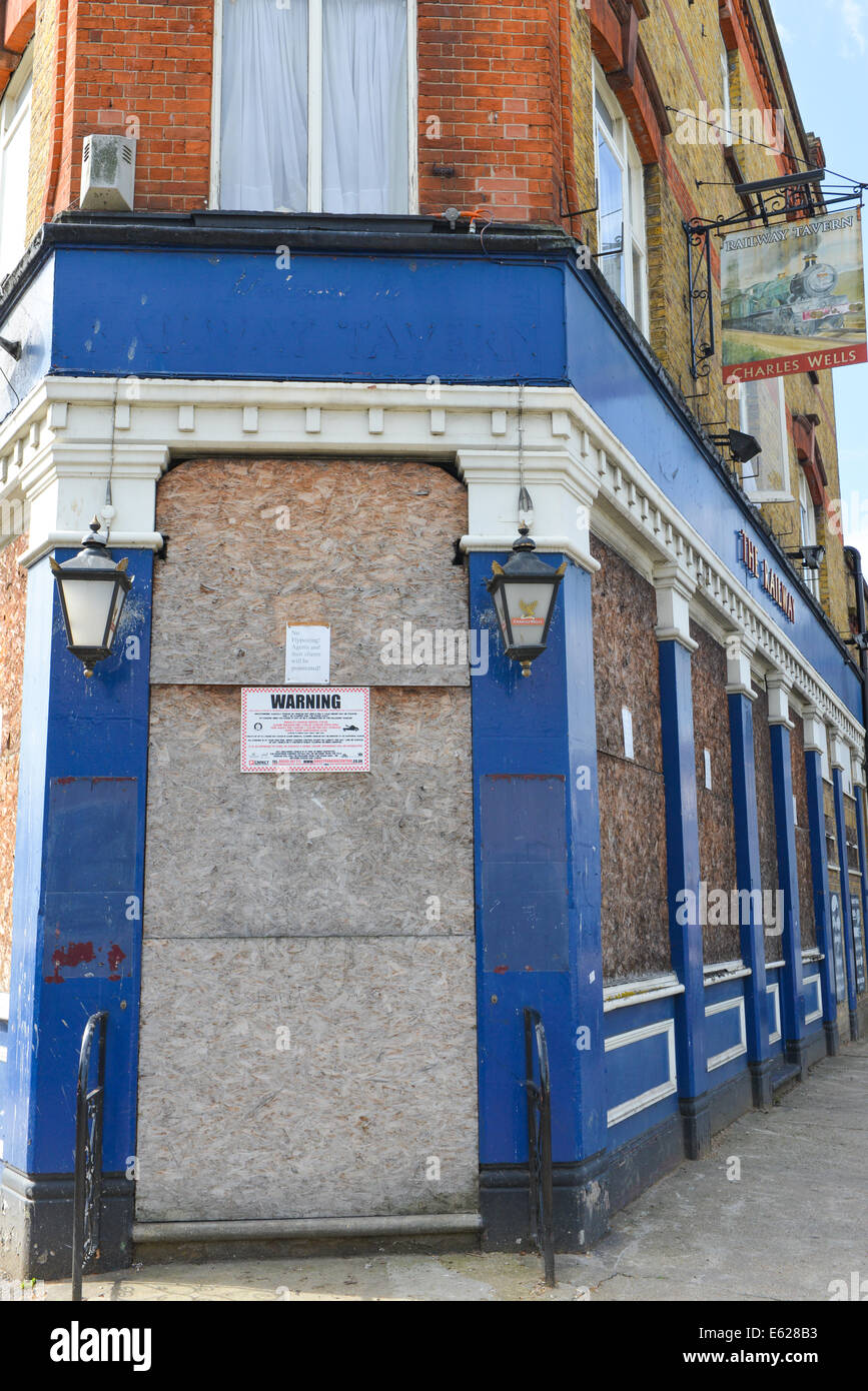 White Hart Lane, Tottenham, London, UK. 12 août 2014. La Railway Tavern Pub sur White Hart Lane est fermé et condamné, l'un des nombreux pubs fermés ou convertis dans la région. Crédit : Matthieu Chattle/Alamy Live News Banque D'Images