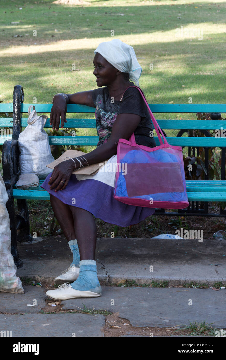 Les femmes noires assis sur banc de parc, au centre de La Havane, Cuba Banque D'Images
