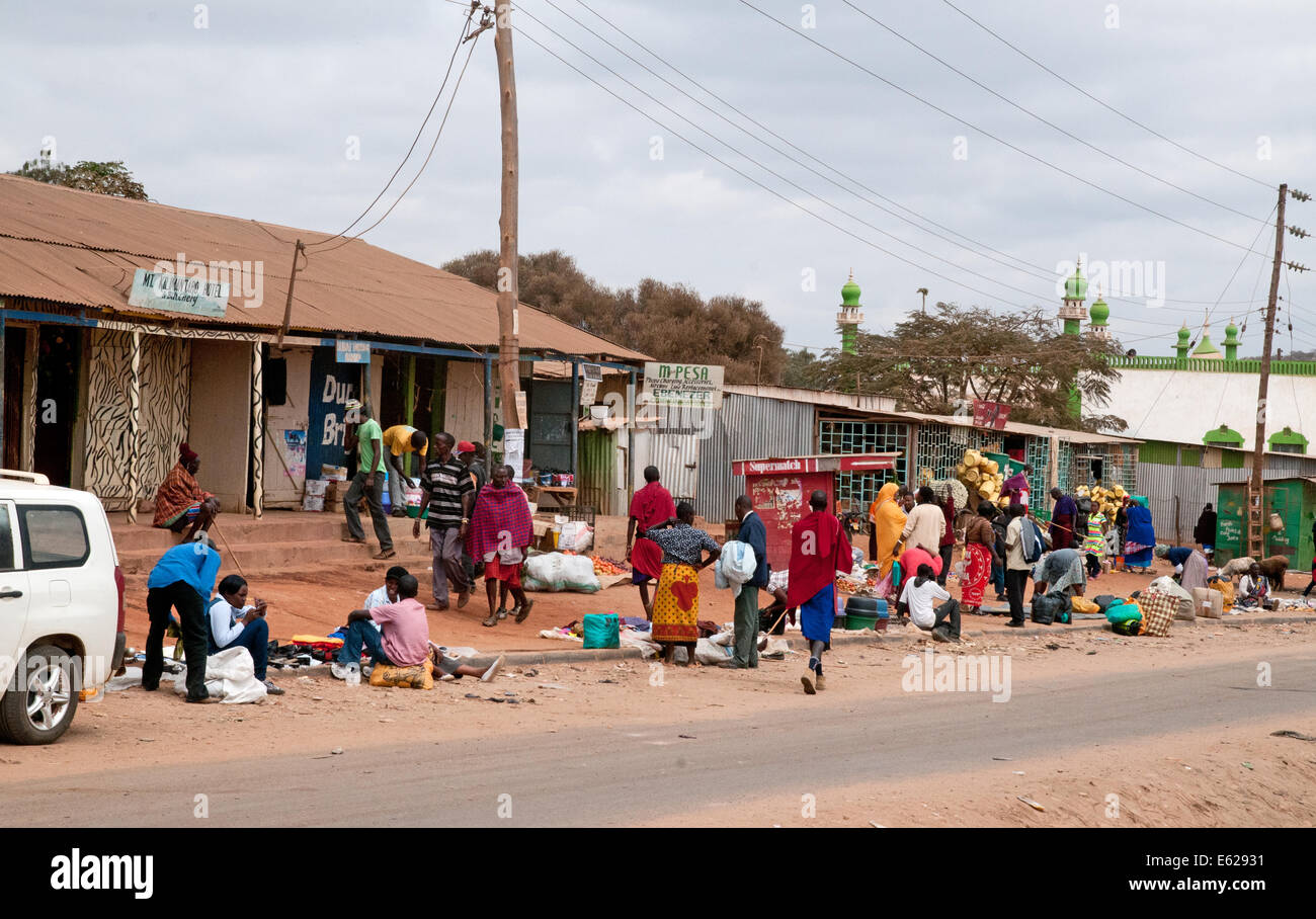 Les gens du tiers monde à des cabanes en tôle ondulée et des boutiques duka voir Namanga road Nairobi Kenya Afrique de l'Est Banque D'Images