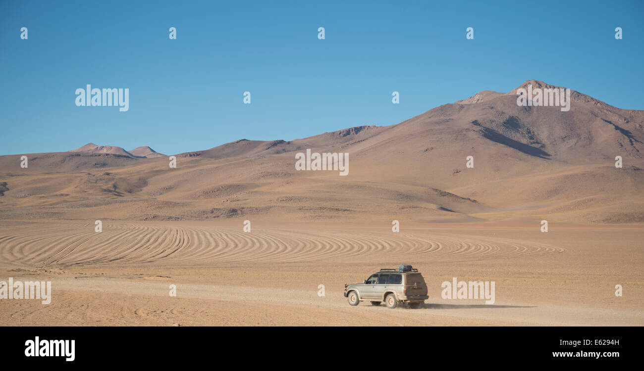 Véhicule 4x4 pour traverser un désert montagneux du terrain dans le sud-ouest de la bolivie Banque D'Images