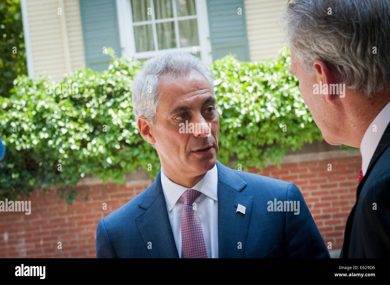 Manhattan, New York, USA. 11e Août, 2014. Le maire de Chicago Rahm Emanuel est interviewé dans le maire Bill De Blasio organise une réunion de la Conférence des maires des États-Unis ''Villes d'occasion Task Force'' et signe un engagement à l'action, Gracie Mansion, le lundi 11 août 2014. Credit : Bryan Smith/ZUMA/Alamy Fil Live News Banque D'Images