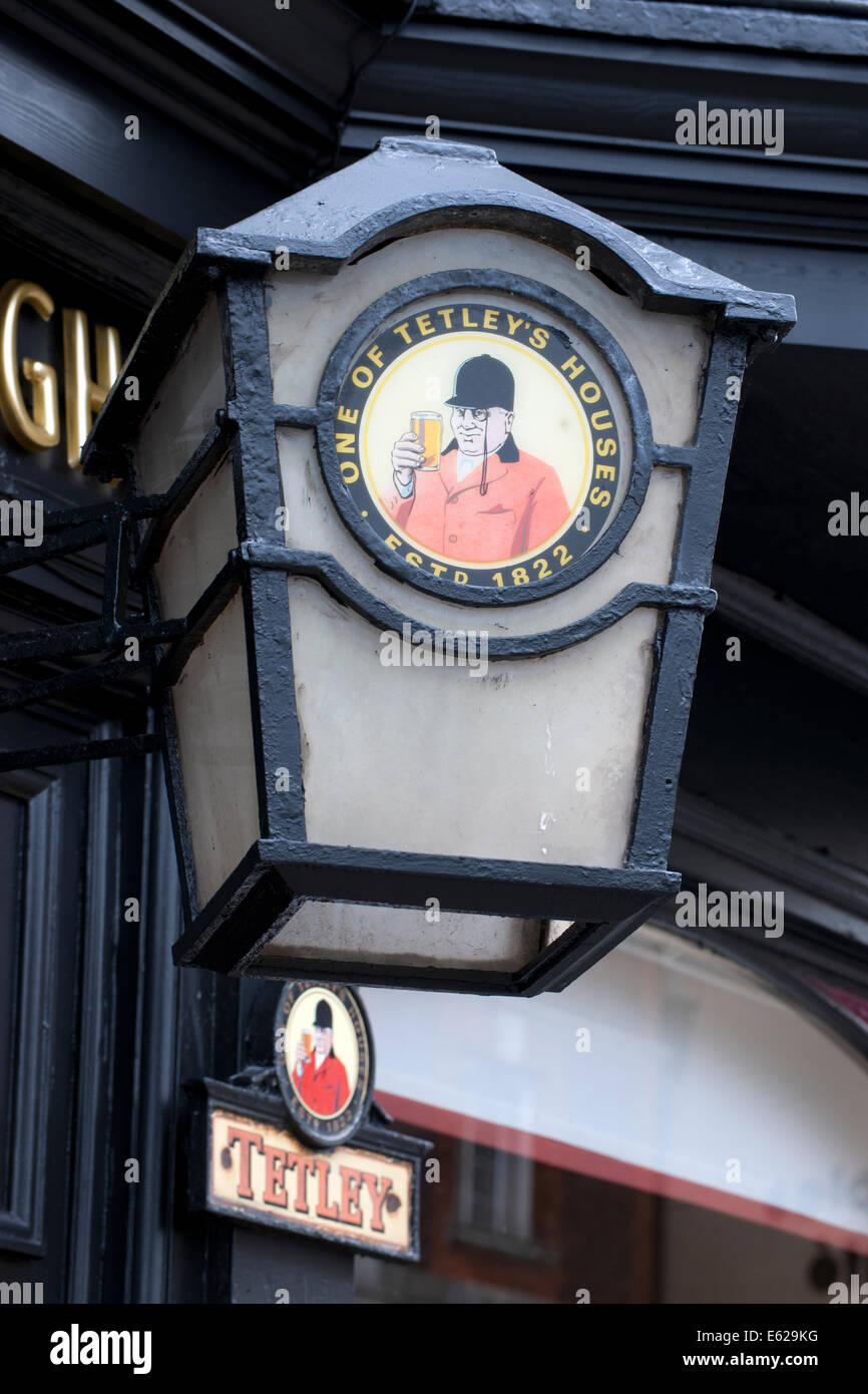 Tetley's lamp au Nottingham House, chambre, vue sur mer, Sud, Humberside, England, UK. Banque D'Images