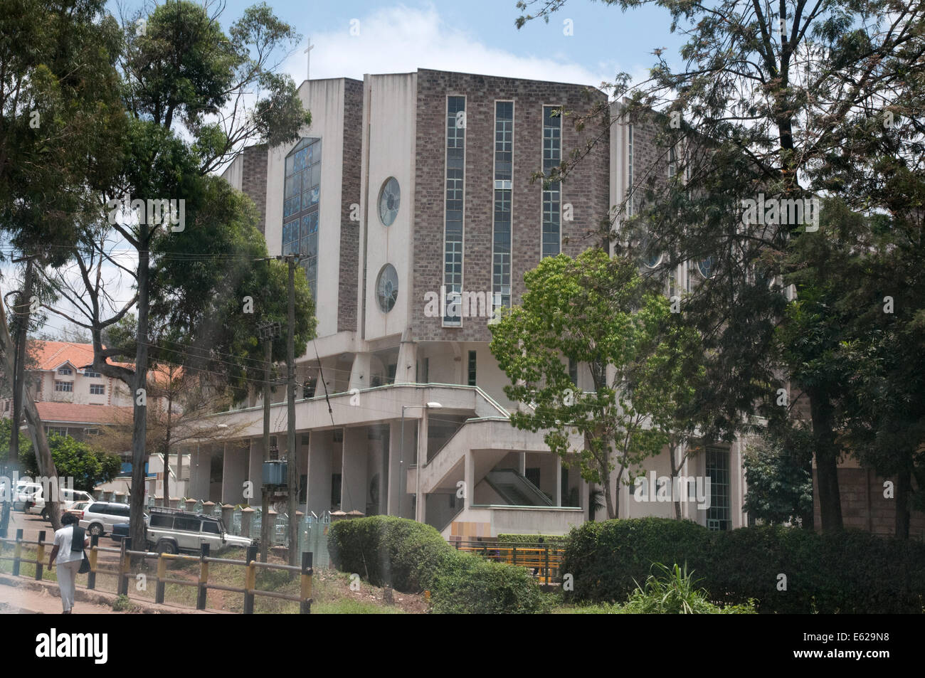 L'Église baptiste de Ngong Road Nairobi encadrée par les eucalyptus à Nairobi Kenya Afrique de l'Est Nairobi KENYA ÉGLISE BAPTISTE B MODERNE Banque D'Images