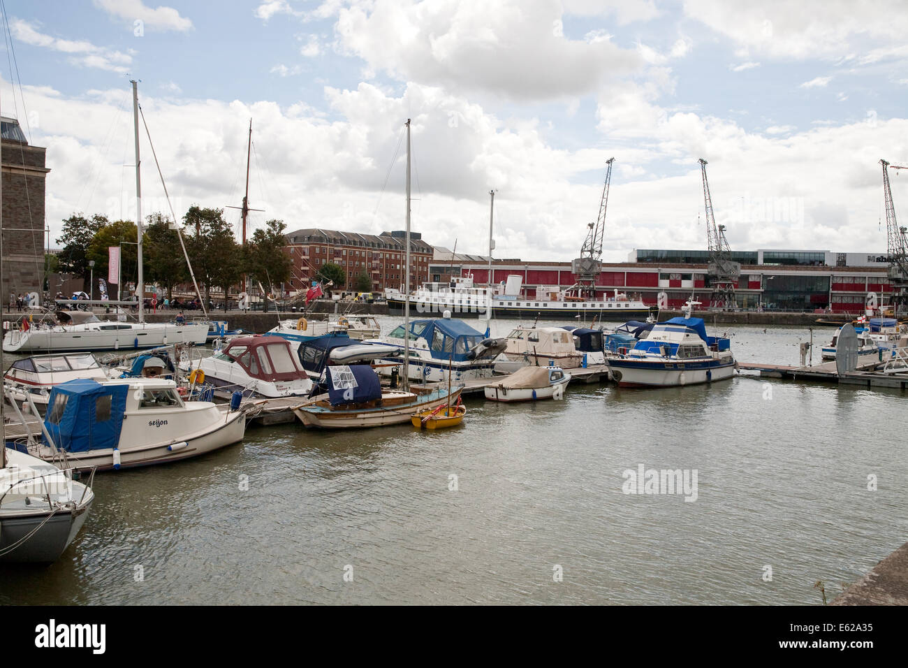 Yachts amarrés dans la Marina de Bristol UK Banque D'Images