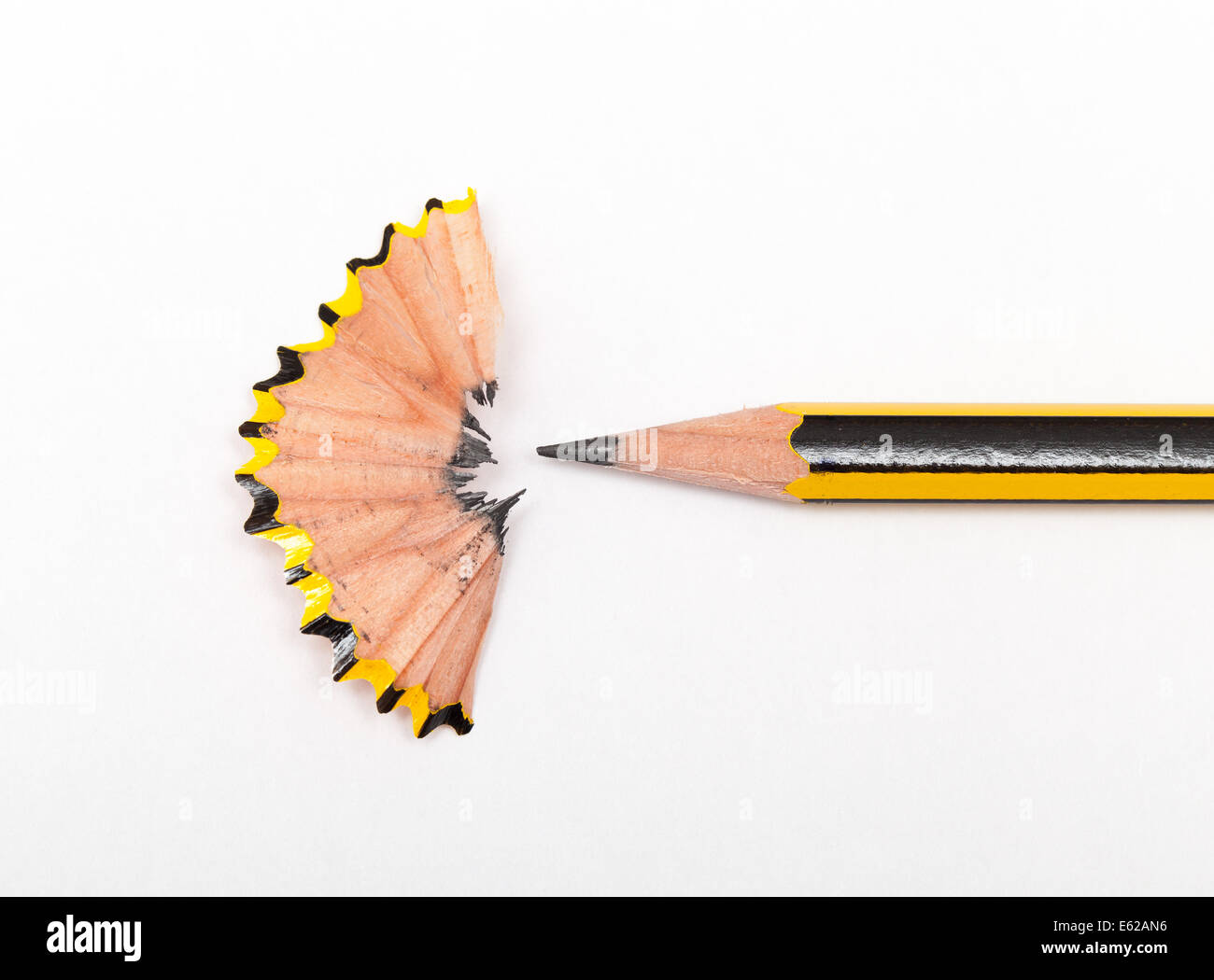 Crayon et taille-crayon sur papier blanc background Banque D'Images
