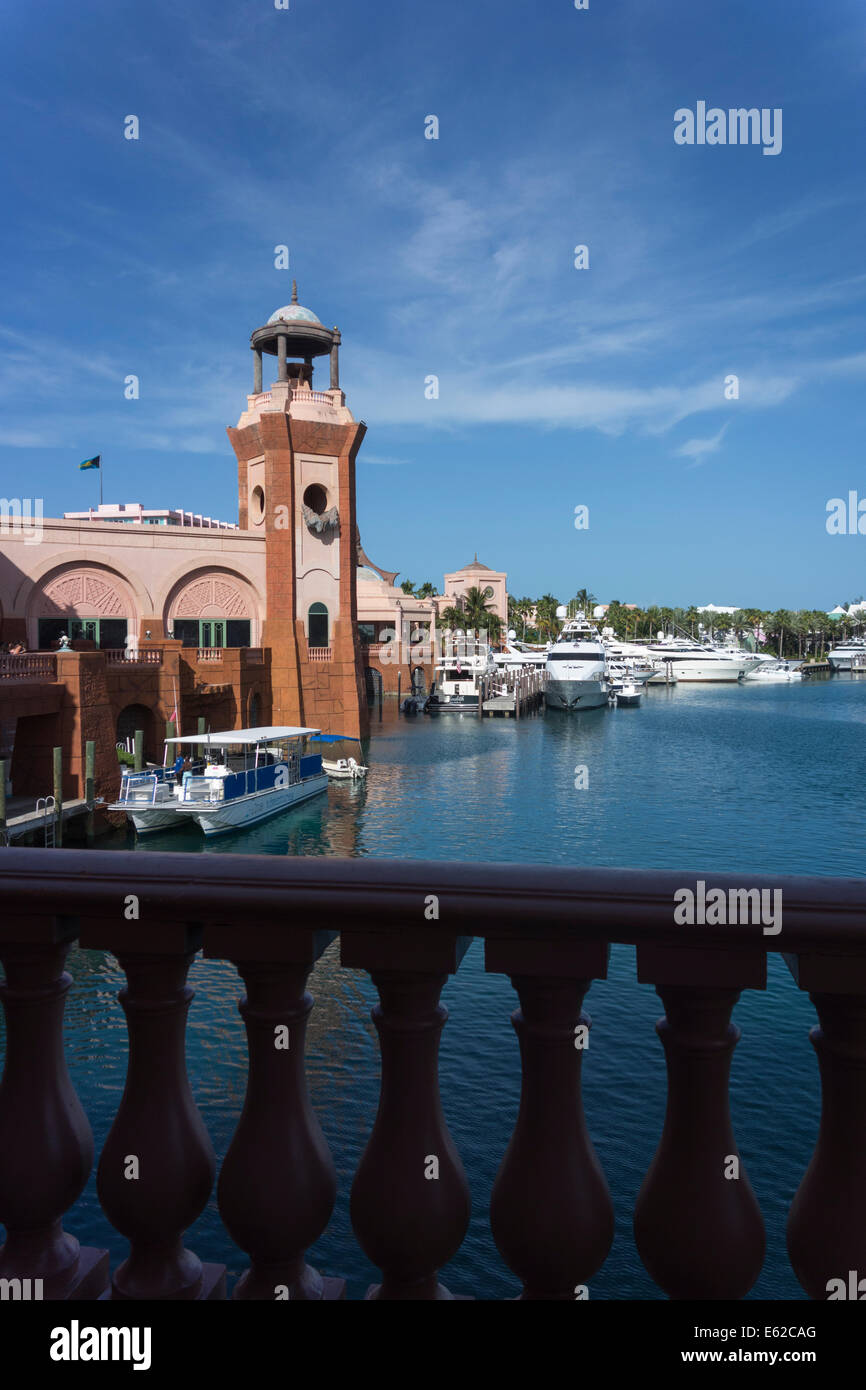 Yachts amarrés à la marina près de Atlantis Resort, Paradise Island, Bahamas Banque D'Images