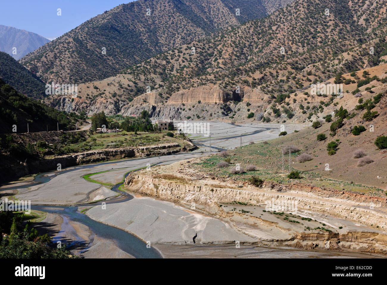 Vues d'mzouzite,ijoukak vallées,villages,barrages,homme,lacs,deep river rivière nfiss ravins,r203 south road,Maroc,taroudannt Banque D'Images