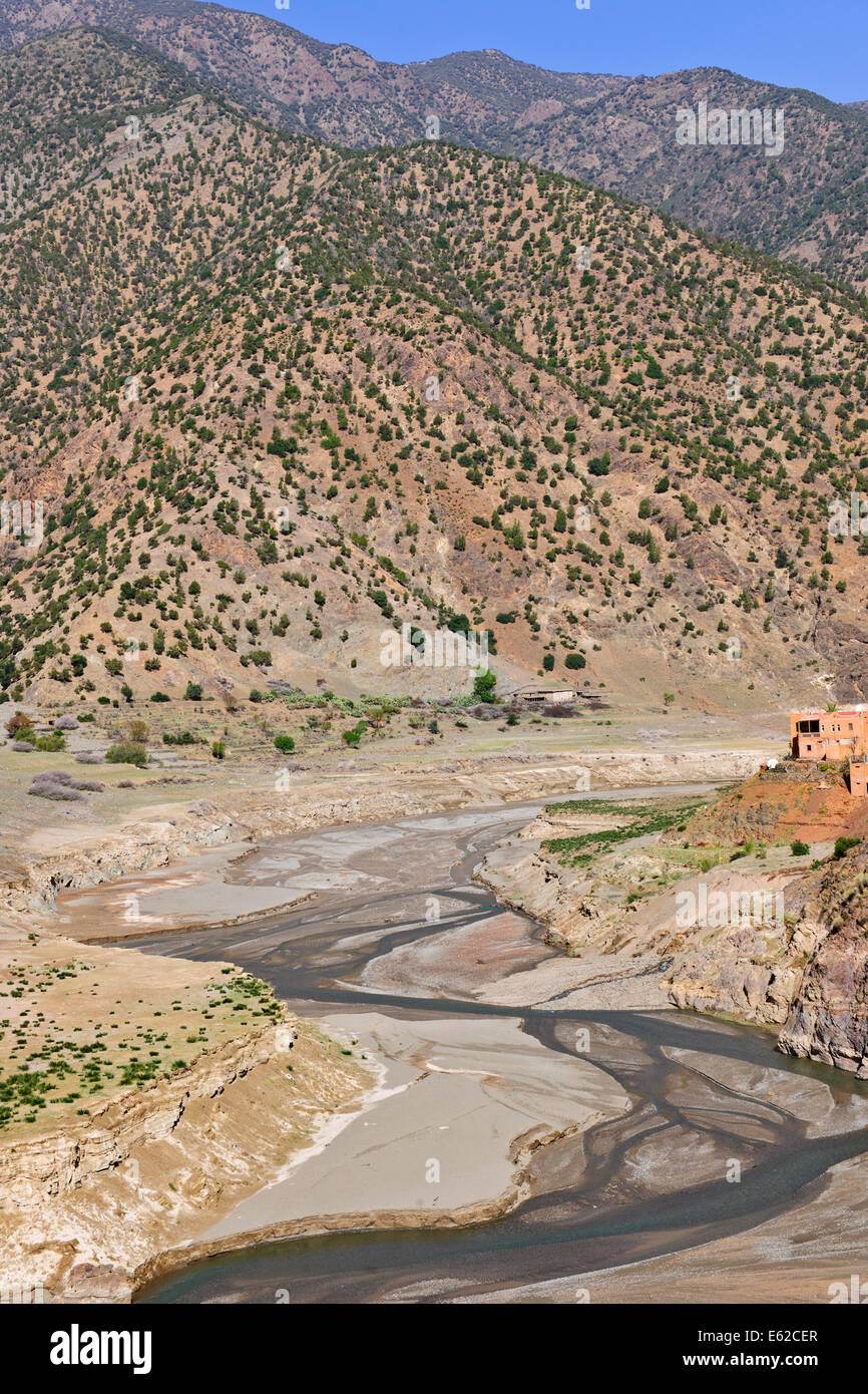 Vues d'mzouzite,ijoukak vallées,villages,barrages,homme,lacs,deep river rivière nfiss ravins,r203 south road,Maroc,taroudannt Banque D'Images