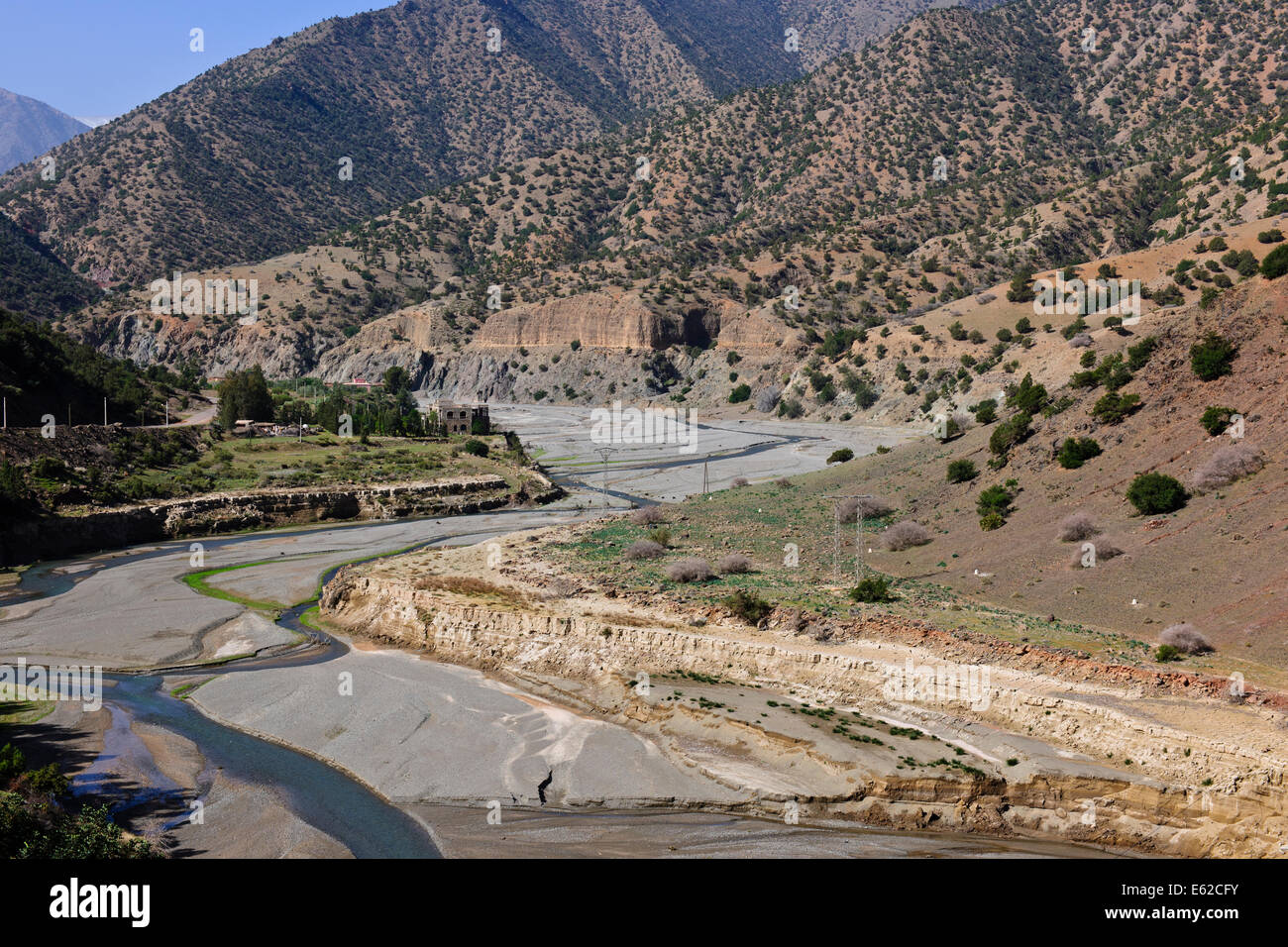 Vues d'mzouzite,ijoukak vallées,villages,barrages,homme,lacs,deep river rivière nfiss ravins,r203 south road,Maroc,taroudannt Banque D'Images