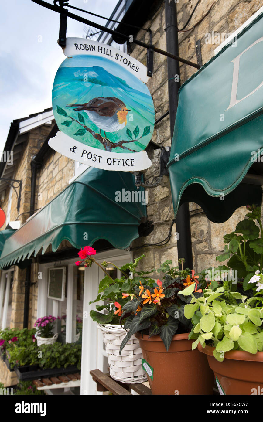 Royaume-uni l'Angleterre, dans le Dorset, Marnhull, Burton Street, des boutiques, magasins et Robin Hill signe post office Banque D'Images