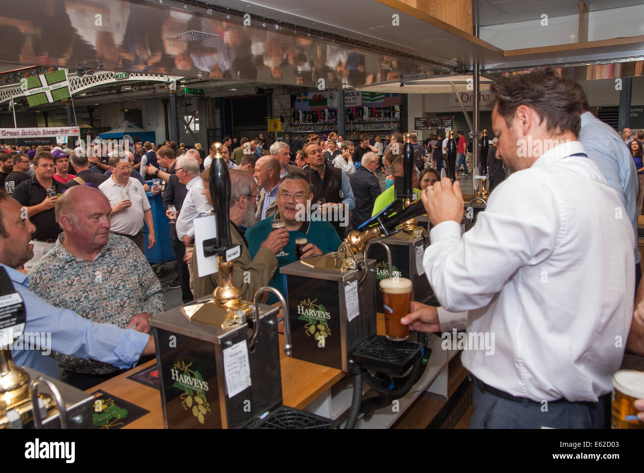 Olympia, Londres, Royaume-Uni. 12e Août, 2014. Marche rapide de faire des affaires à la pompe comme des centaines de personnes différentes de l'échantillon 900 bières, bières, cidres et perries à la CAMRA Great British Beer Festival. Crédit : Paul Davey/Alamy Live News Banque D'Images