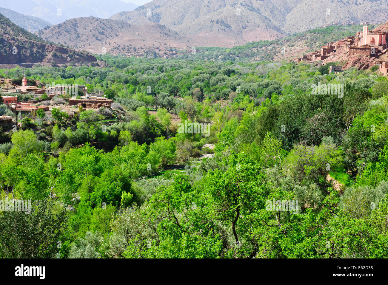 Vues d'mzouzite,ijoukak vallées,villages,barrages,homme,lacs,deep river rivière nfiss ravins,r203 south road,Maroc,taroudannt Banque D'Images