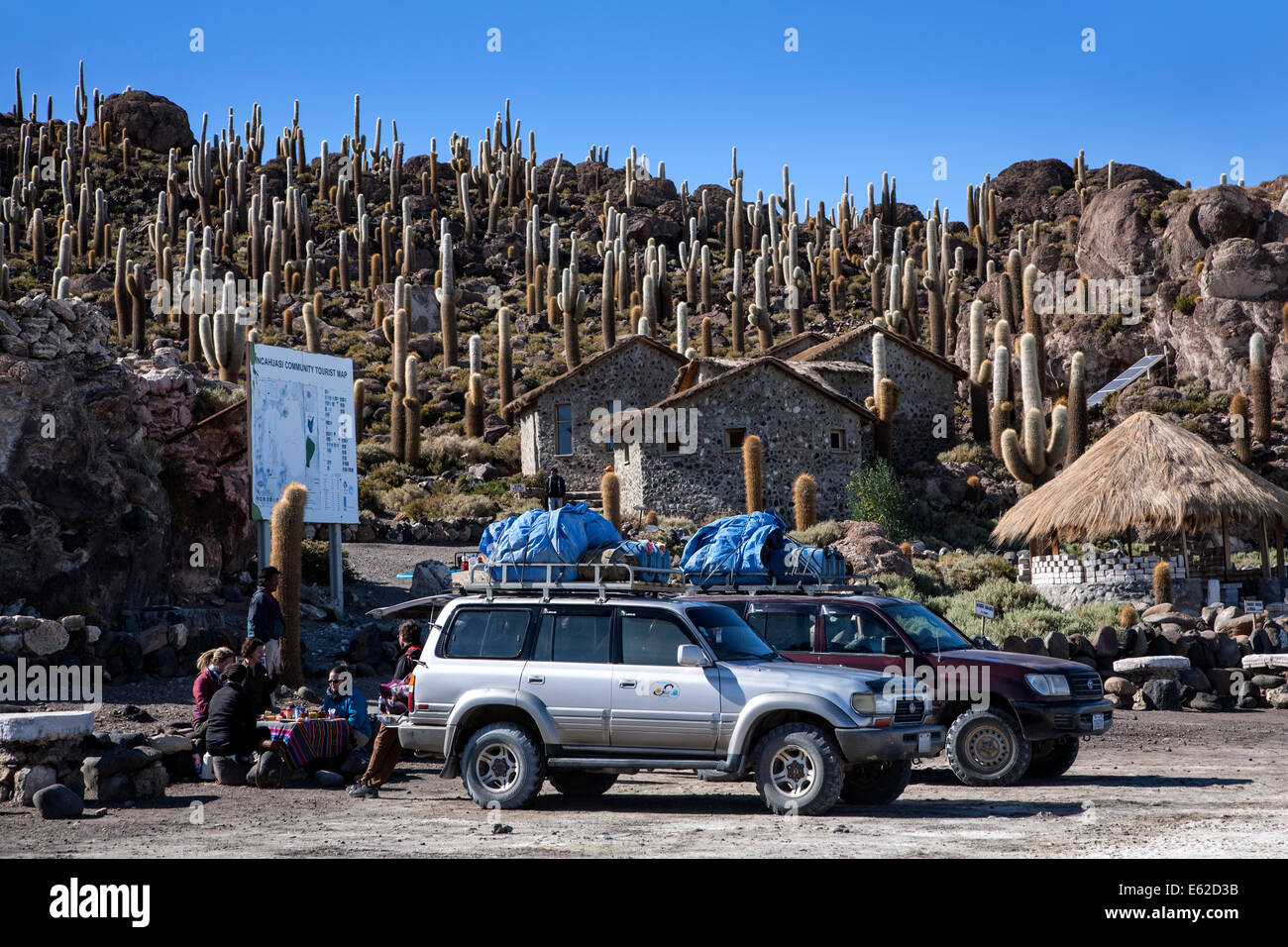 Les touristes à l'Île Incahuasi (poisson). Salar de Uyuni. La Bolivie Banque D'Images
