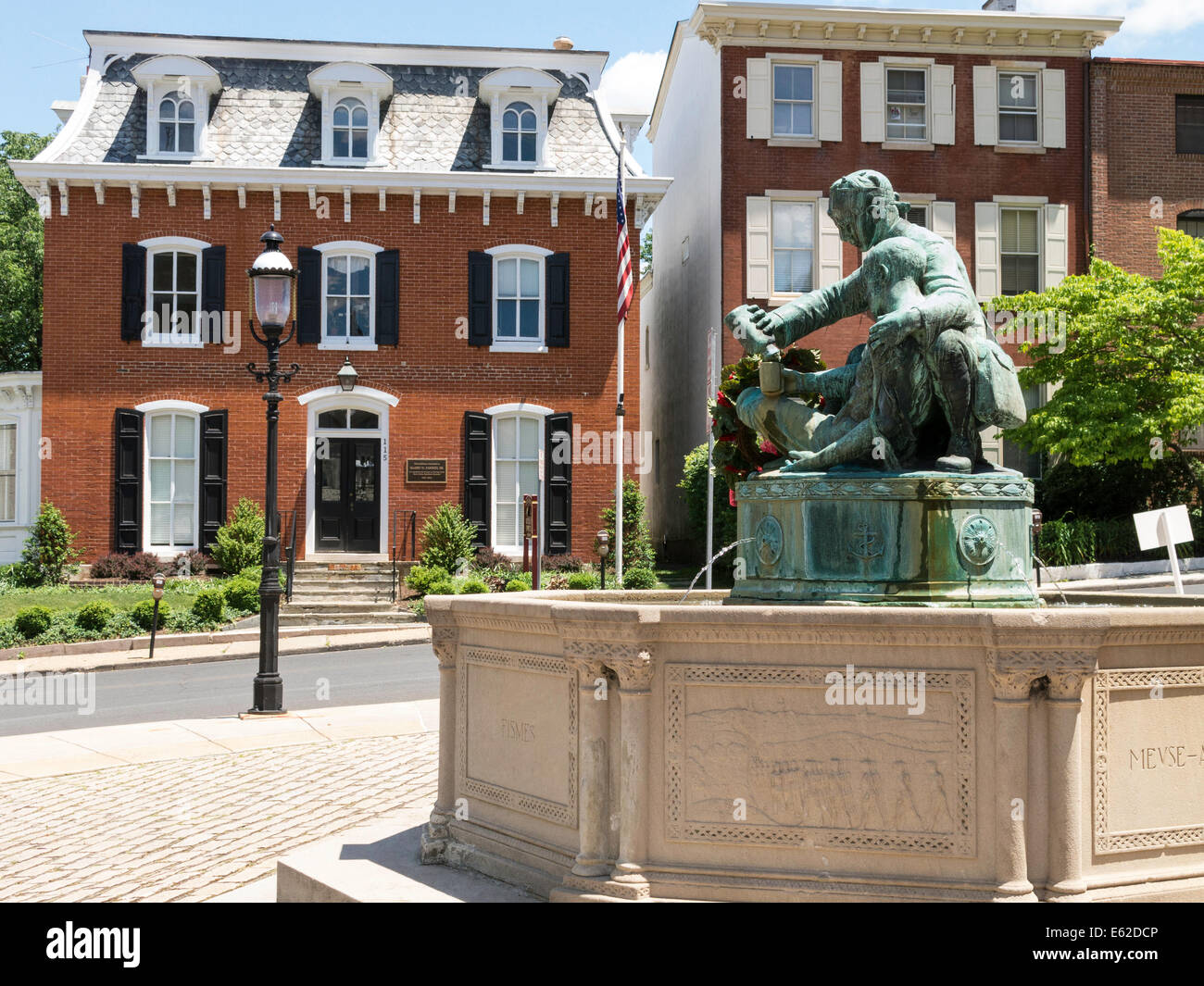 Le monument commémoratif de la Première Guerre mondiale Fontaine, vaste et des rues principales, Doylestown, PA Banque D'Images