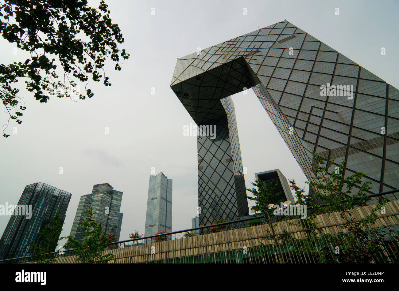 Vue panoramique depuis le niveau de la rue du siège de CCTV, également appelé « le pantalon », avec son architecture originale conçue par Rem Koolhaas et Ole Scheeren d'OMA, les architectes en charge du bâtiment, alors que Cecil Balmond à Arup a fourni l'ingénierie complexe. La tour est un gratte-ciel de 234 mètres (768 pieds), 51 étages sur East Third Ring Road, Guanghua Road dans le district de Chaoyang à Beijing, en Chine. © Olli Geibel Banque D'Images