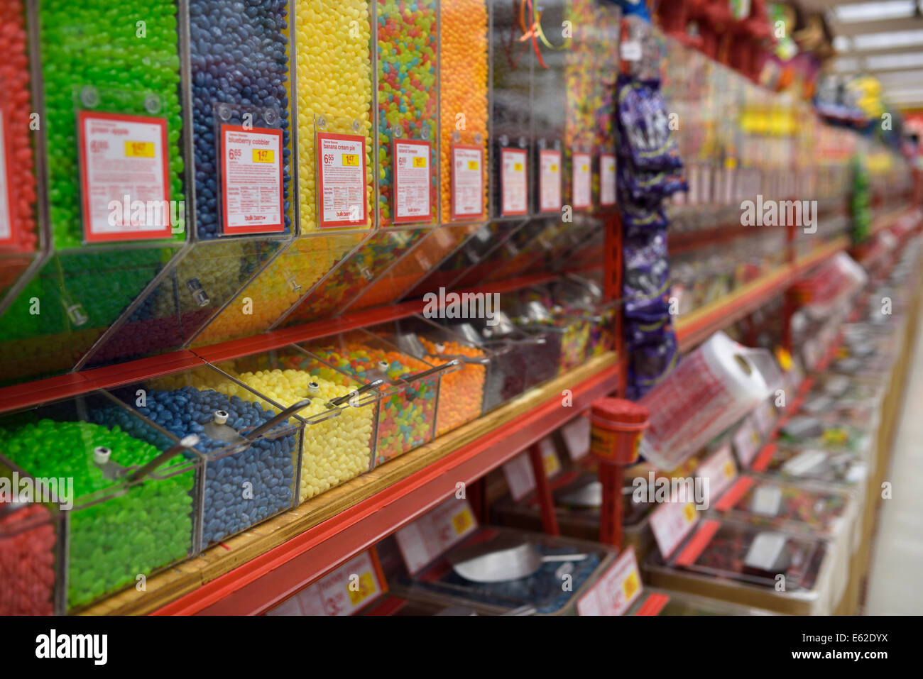 Isle de bacs avec des bonbons et des sucreries dans un magasin d'aliments en vrac Banque D'Images