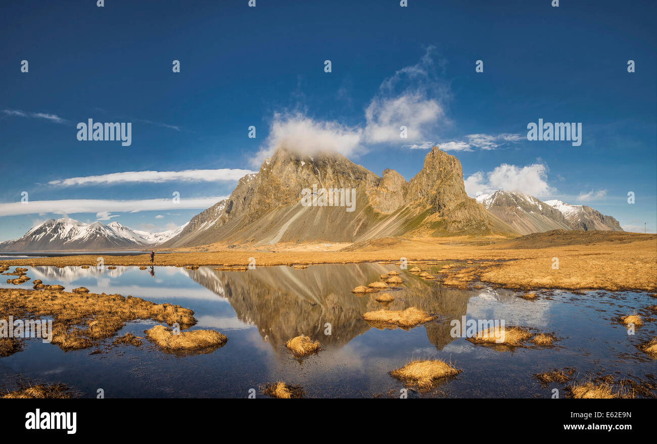 L'homme seul dans la nature. Image miroir à Mt Mt Hvalsnes Eystrahorn aka dans la vallée dans l'Est de l'Islande Loni. Banque D'Images