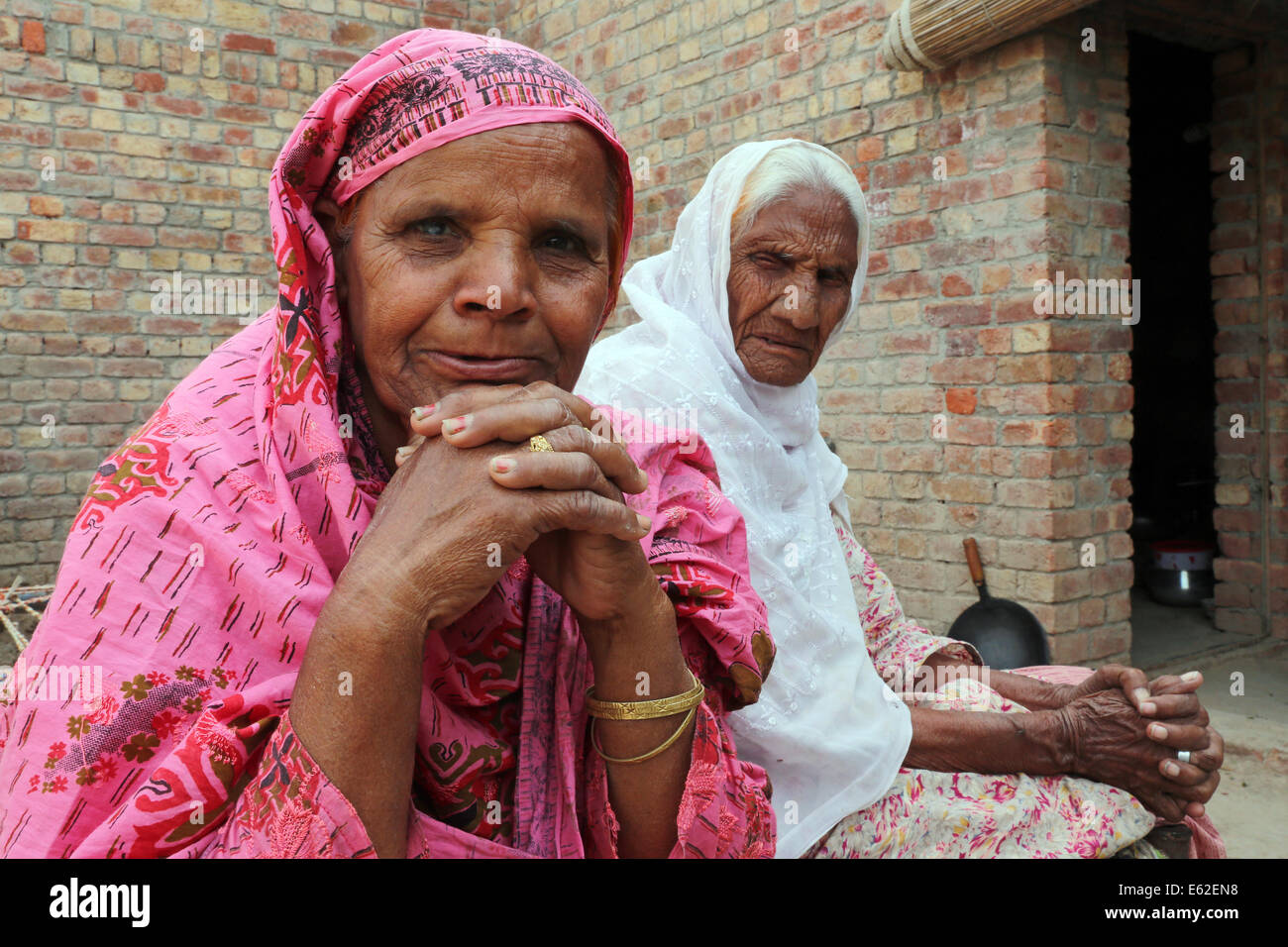 Deux vieilles femmes chrétiennes dans le village d'Khuspur christian dominé, de la Province de Punjab, Pakistan Banque D'Images