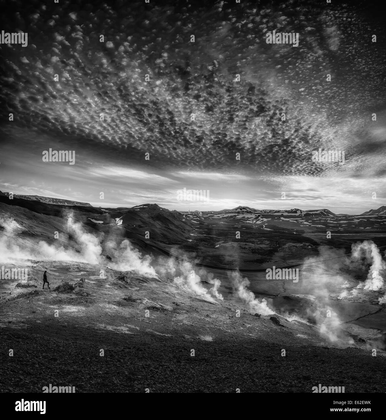 Femme debout par Geothermal hot springs, boue et fumerolles, Namaskard près du lac Myvatn, Nord de l'Islande, Banque D'Images