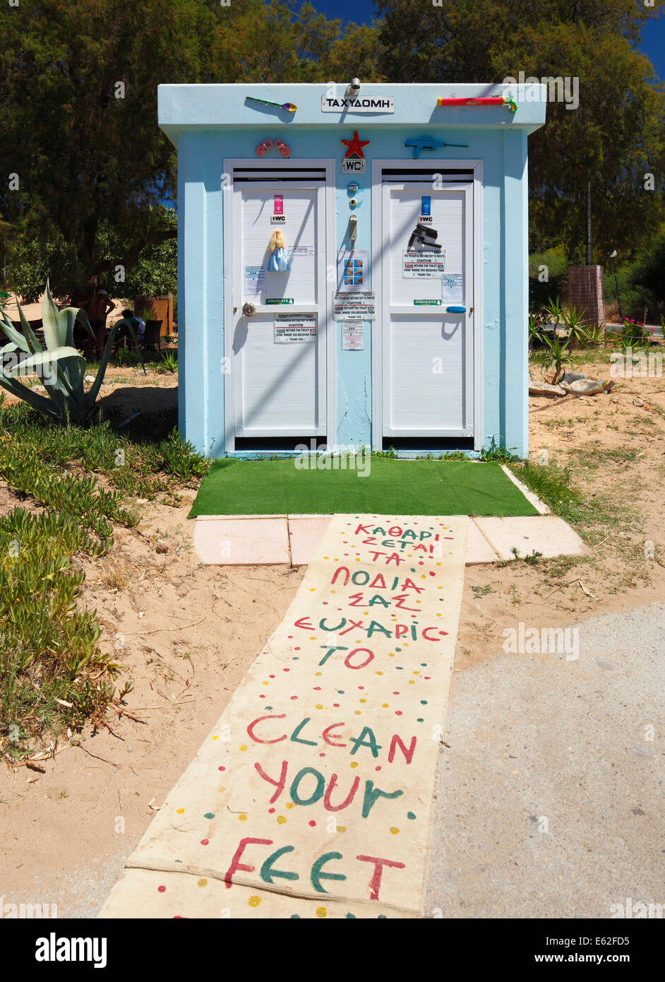 Station balnéaire grecque les toilettes publiques, décoré avec des objets laissés sur la plage. Banque D'Images