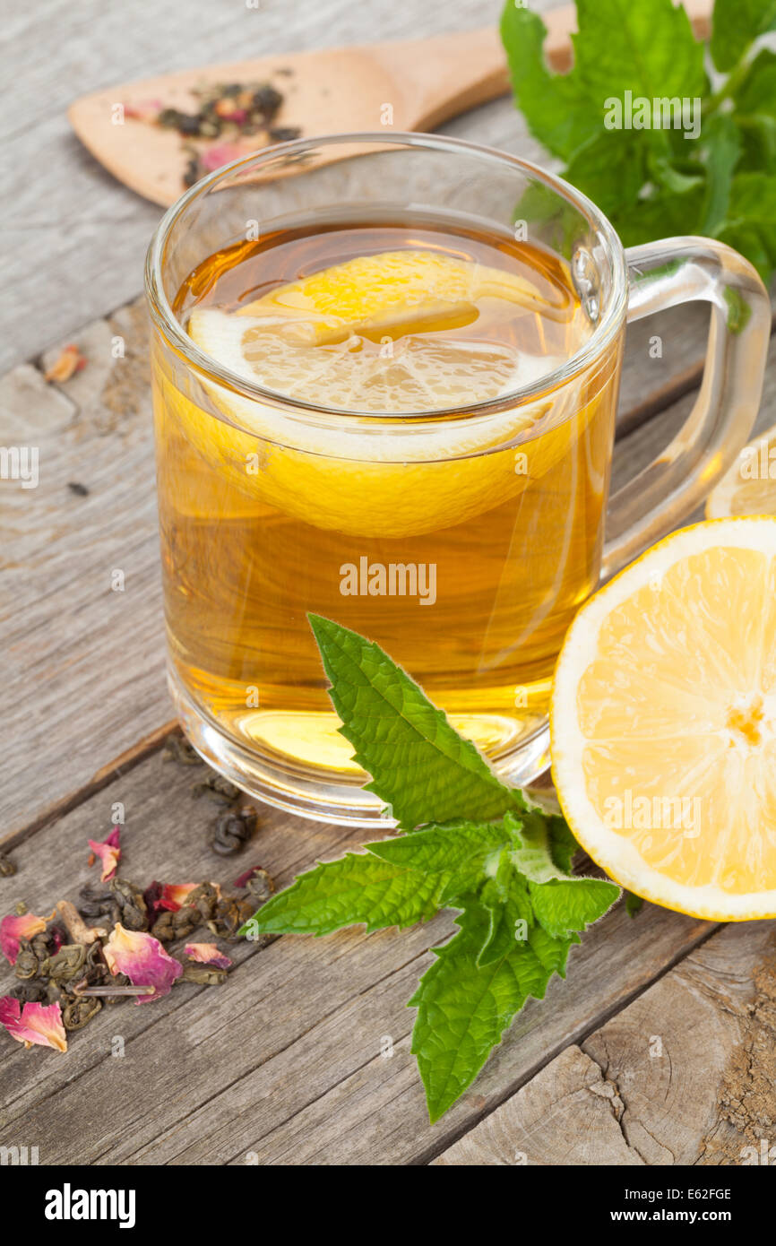 Le thé vert avec du citron et menthe sur fond de table en bois Banque D'Images
