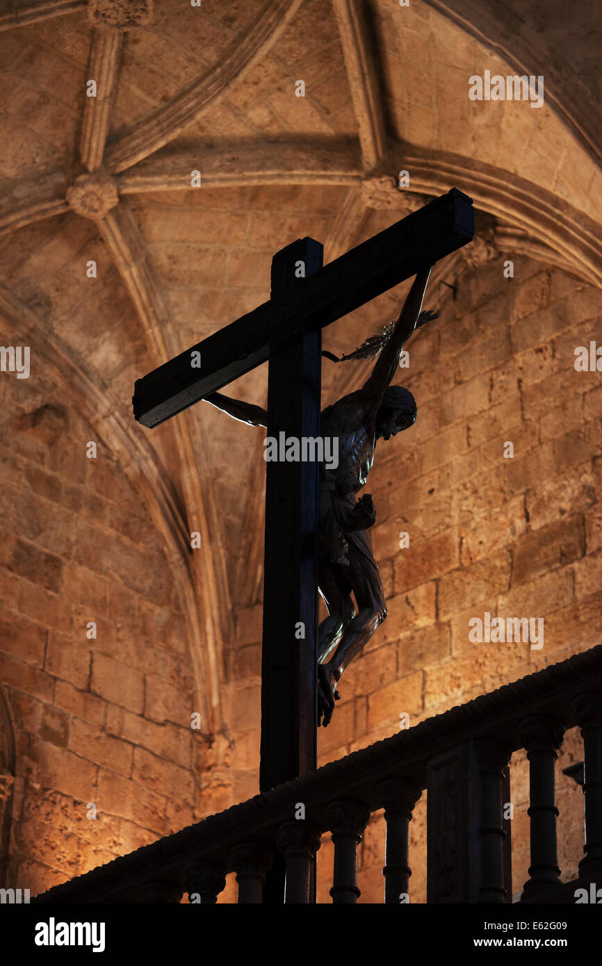 Jésus Christ en croix dans l'église gothique du Monastère des Hiéronymites à Lisbonne, Portugal. Banque D'Images