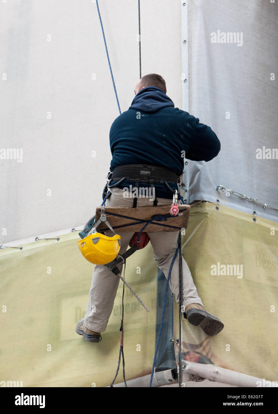 Rope Access technicien sur un chantier de construction Banque D'Images