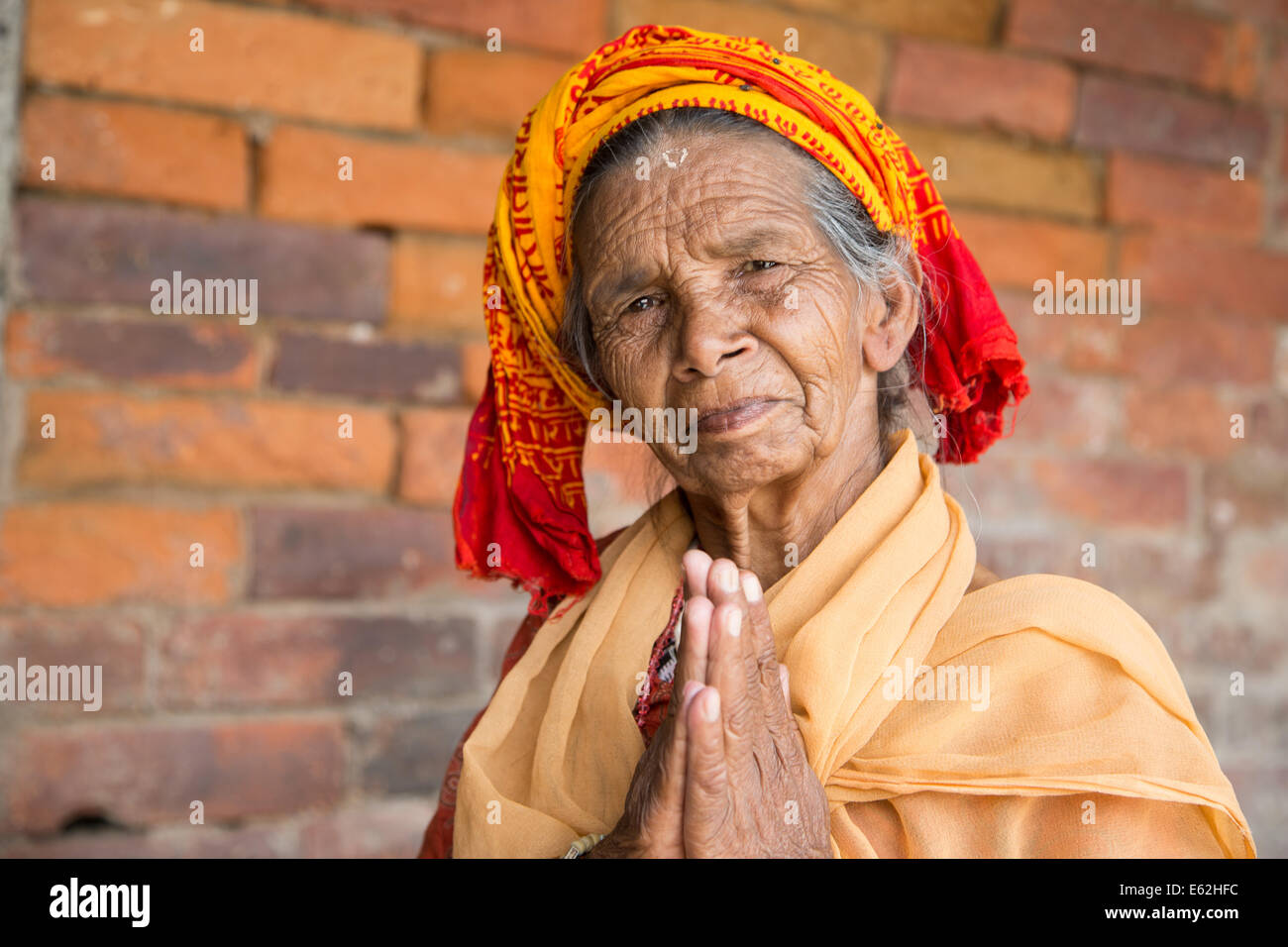 Une femme prie au temple de Pashupatinath, Katmandou Banque D'Images