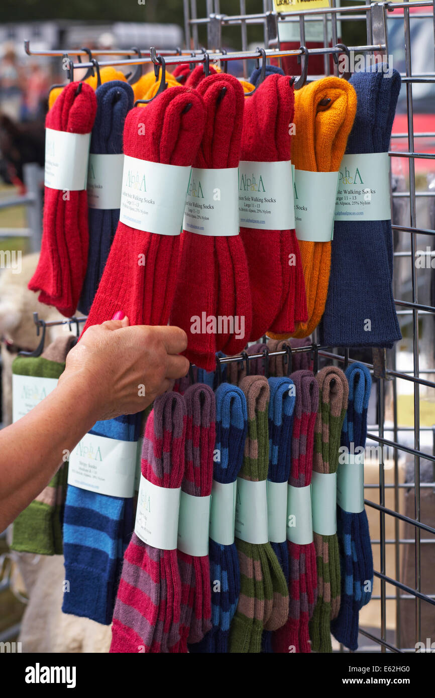 Chaussettes de laine d'alpaga à vendre sur stand à l'Ellingham & Ringwood Agricultural Society Show annuel à Somerley Park, Ellingham, Ringwood, Hampshire, Royaume-Uni Banque D'Images
