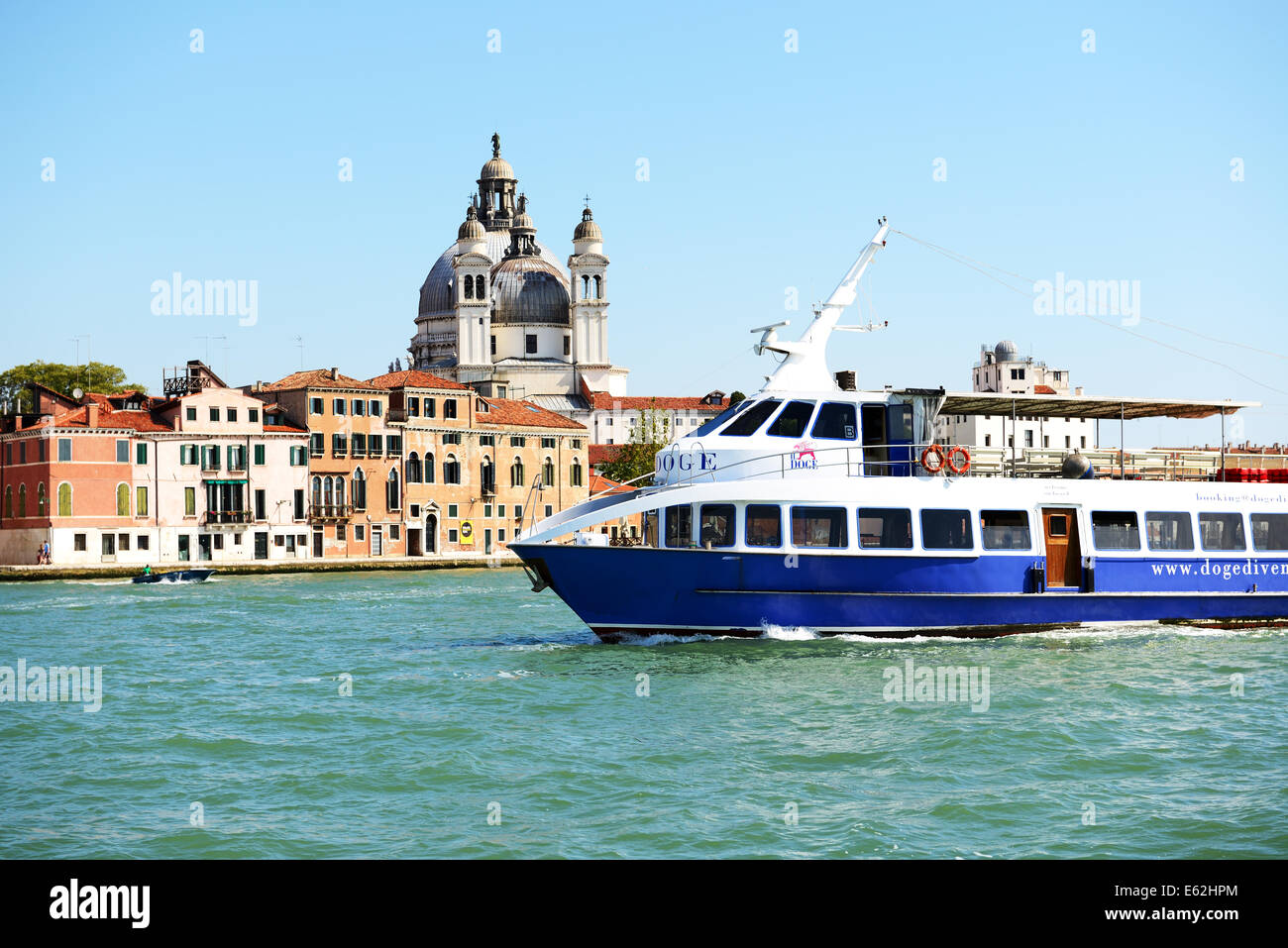 Le navire à passagers avec les touristes est le canal d'eau, Venise, Italie Banque D'Images