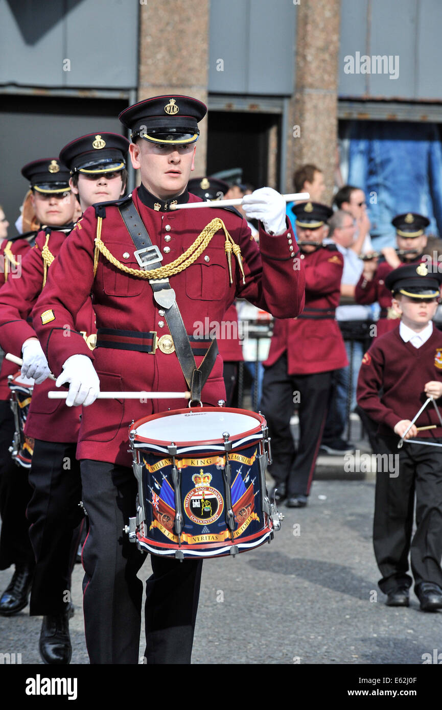 Les membres de la loyalist William King Memorial groupe jouant de la flûte à l'assemblée annuelle de garçons apprentis parade à Londonderry Derry. Banque D'Images