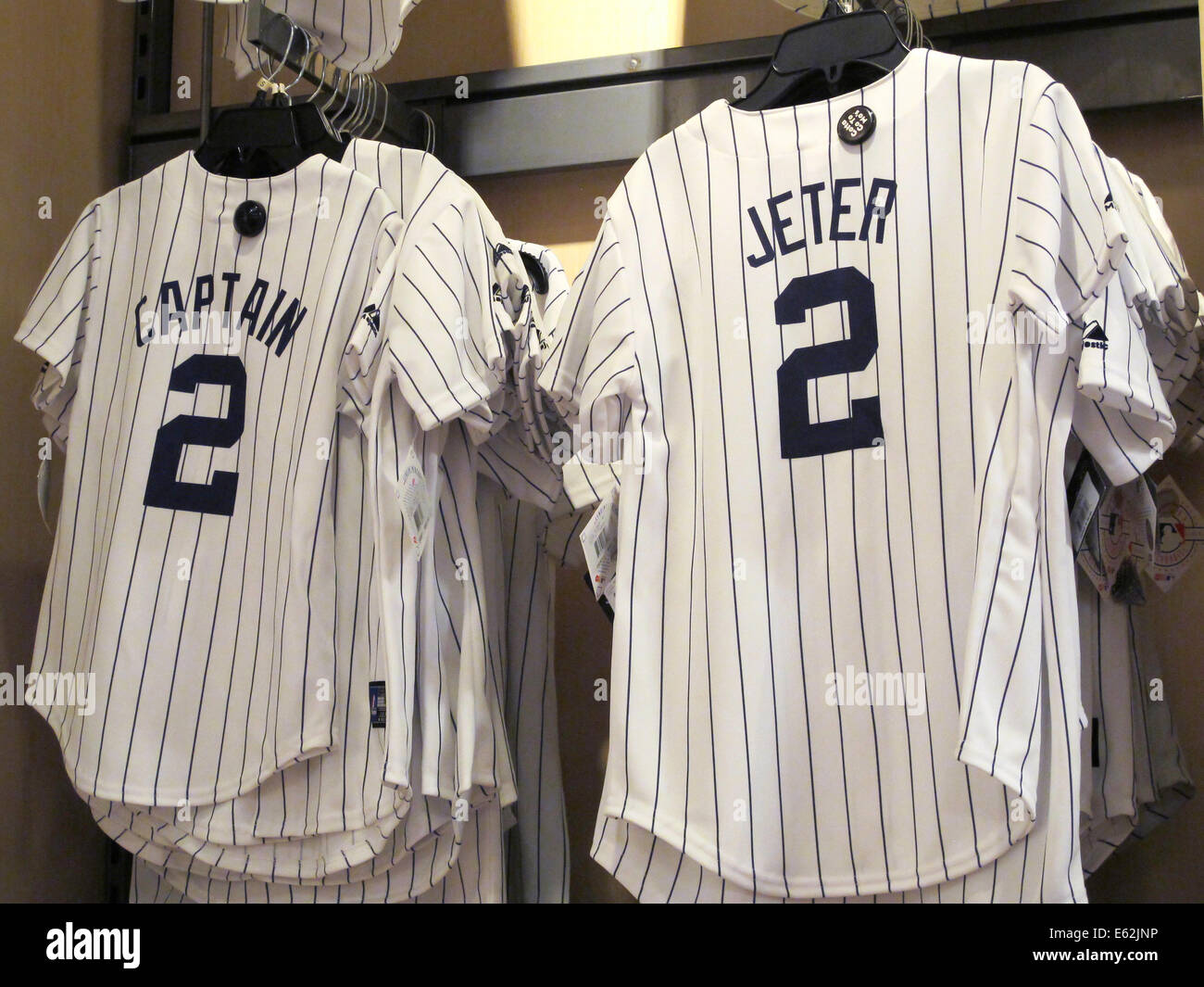 Derek Jeter Yankee uniformes, Modell's Sporting Goods Store intérieur, NYC Banque D'Images
