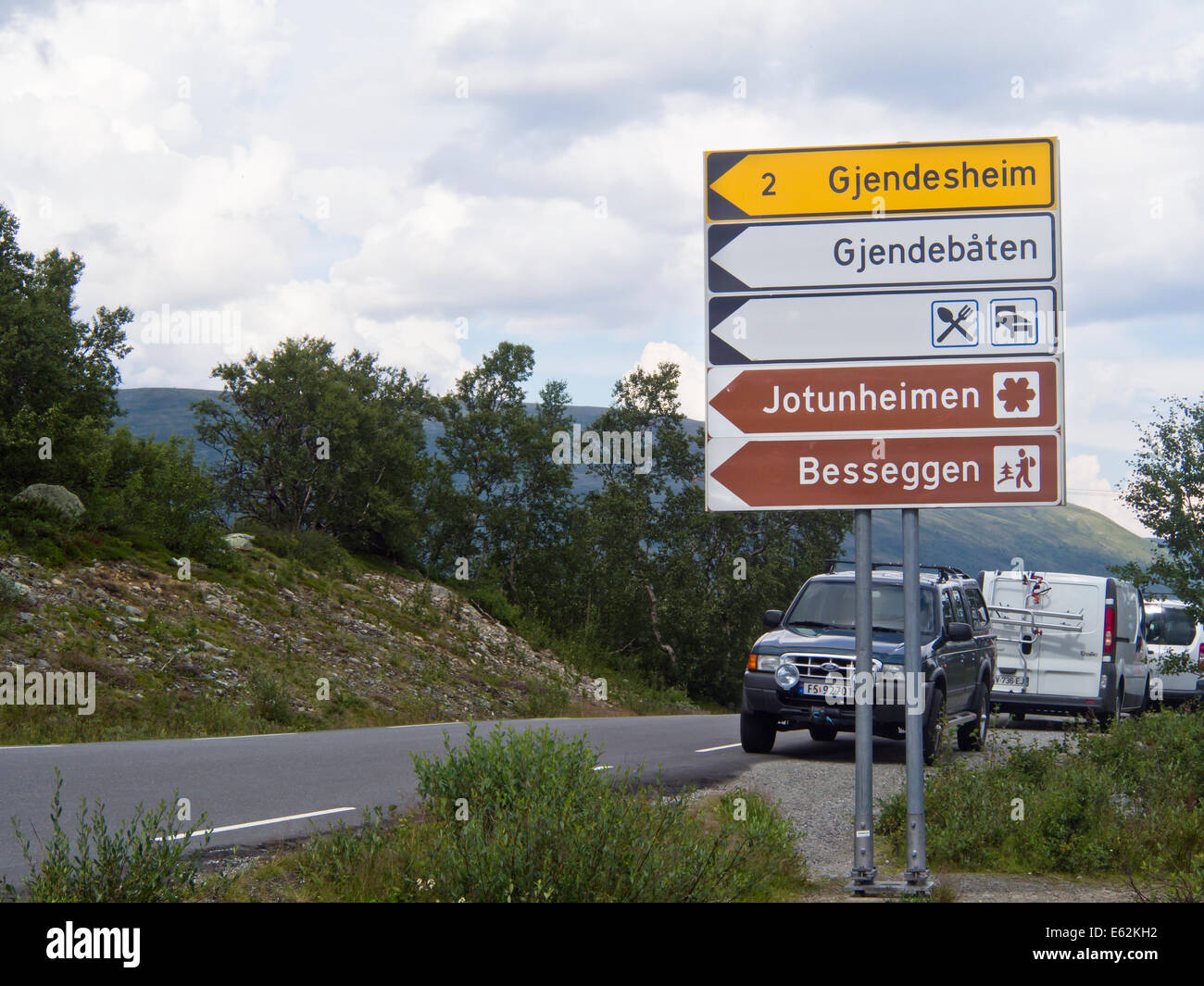 Les panneaux de circulation directionnelle pour le parc national de Jotunheimen et de la célèbre promenade du lac Gjende et Besseggen dans la montagnes norvégiennes Banque D'Images
